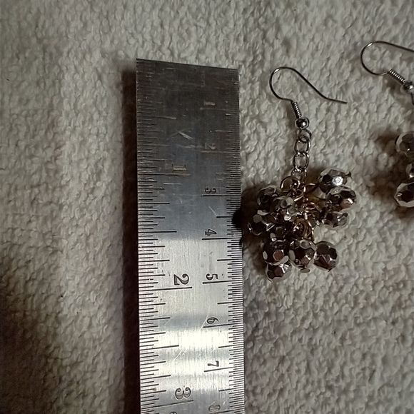 Silvertone faceted ball grape wire earrings cluster - Picture 2 of 2